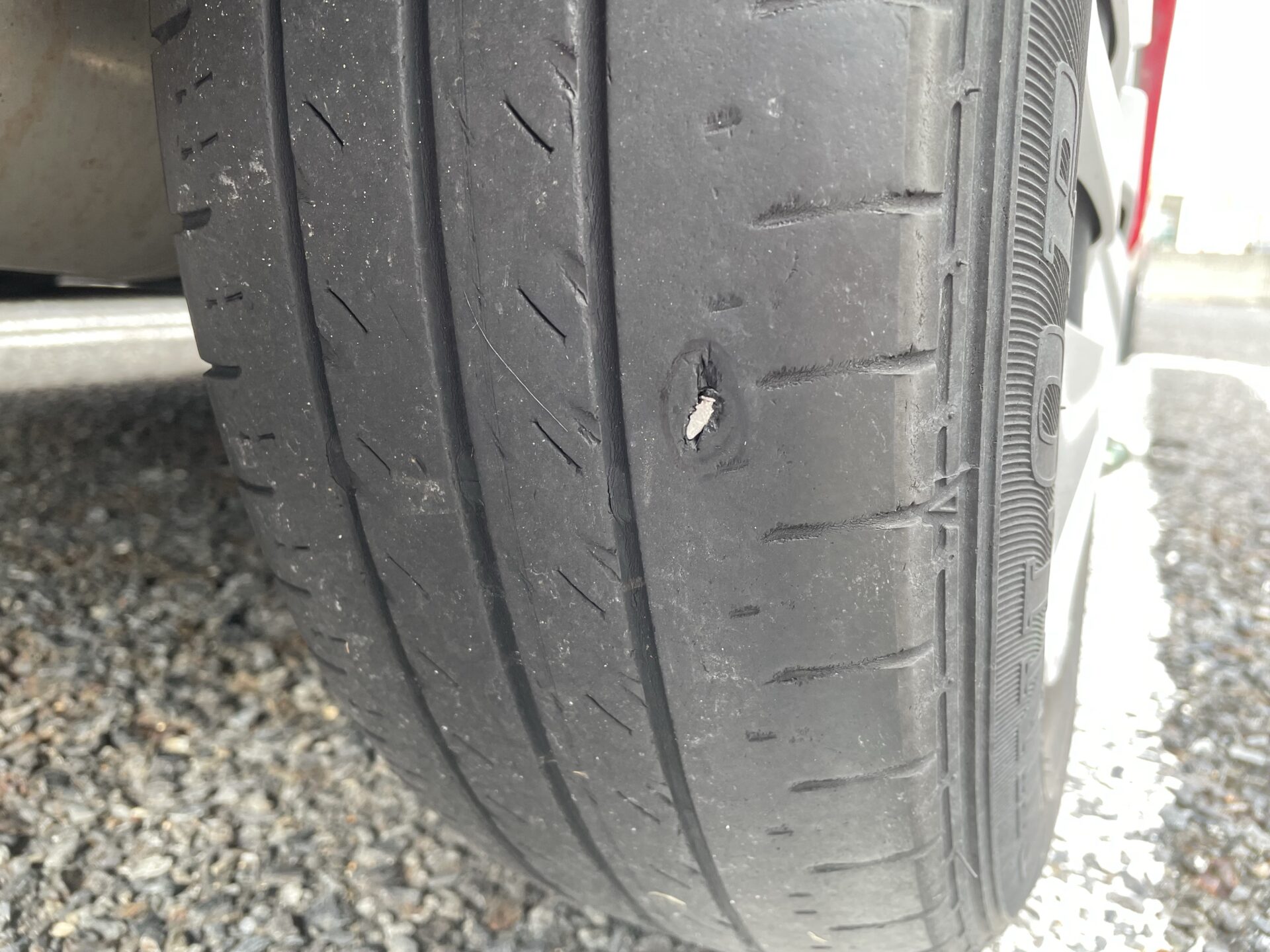 釘がぶっ刺さったタイヤ　修理必要？