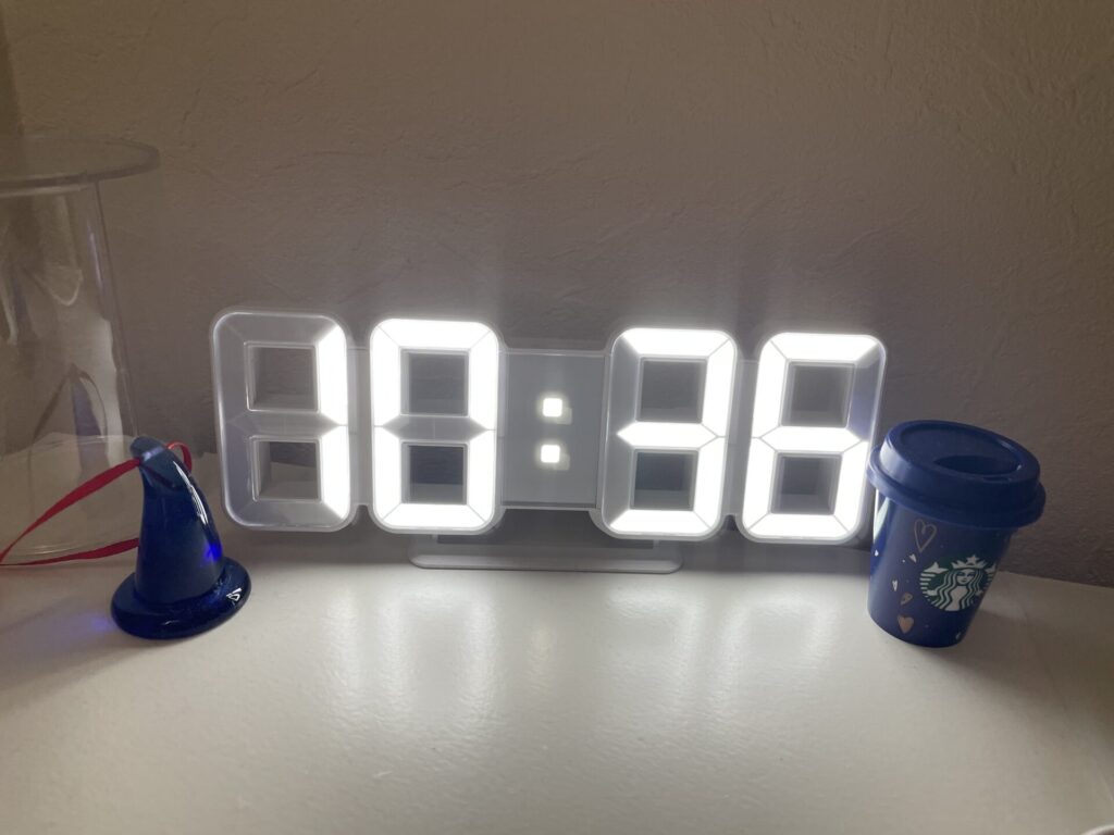 IKEA　デジタル時計　光らせてみた