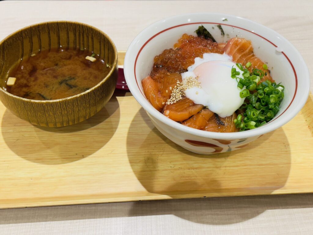 岡崎SA 漁師食堂 三河丸 サーモンといくら丼