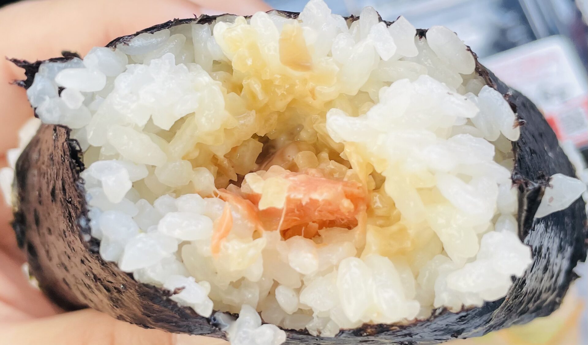野洲のおっさん おにぎり食堂の巨大な鮭いぶりがっこタルタルおにぎり