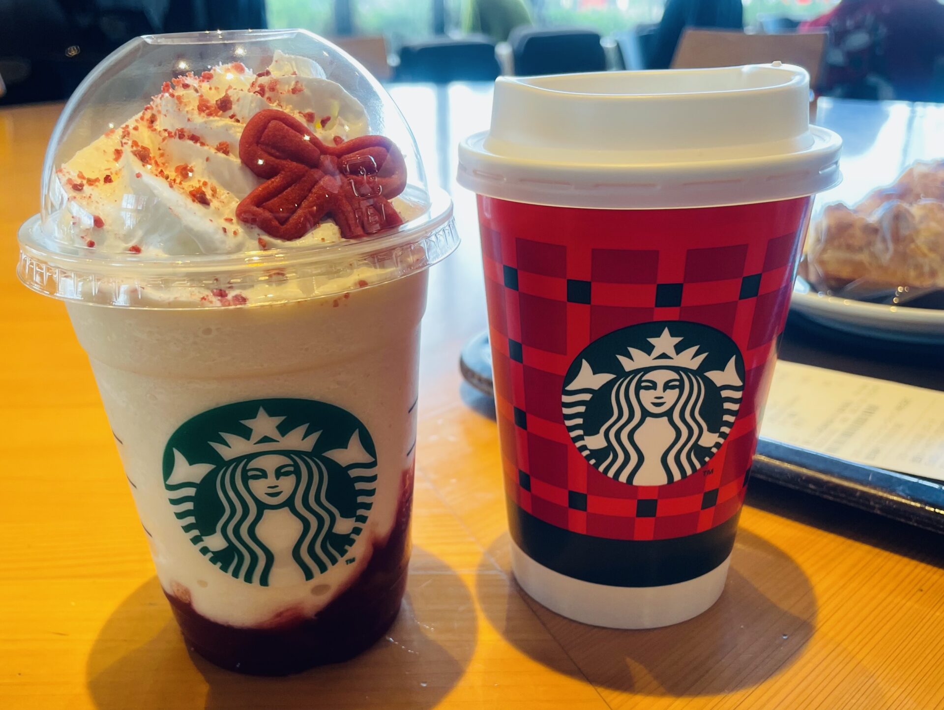 ストロベリー&ジョイフルメドレーティーフラペチーノとホリデークッキー