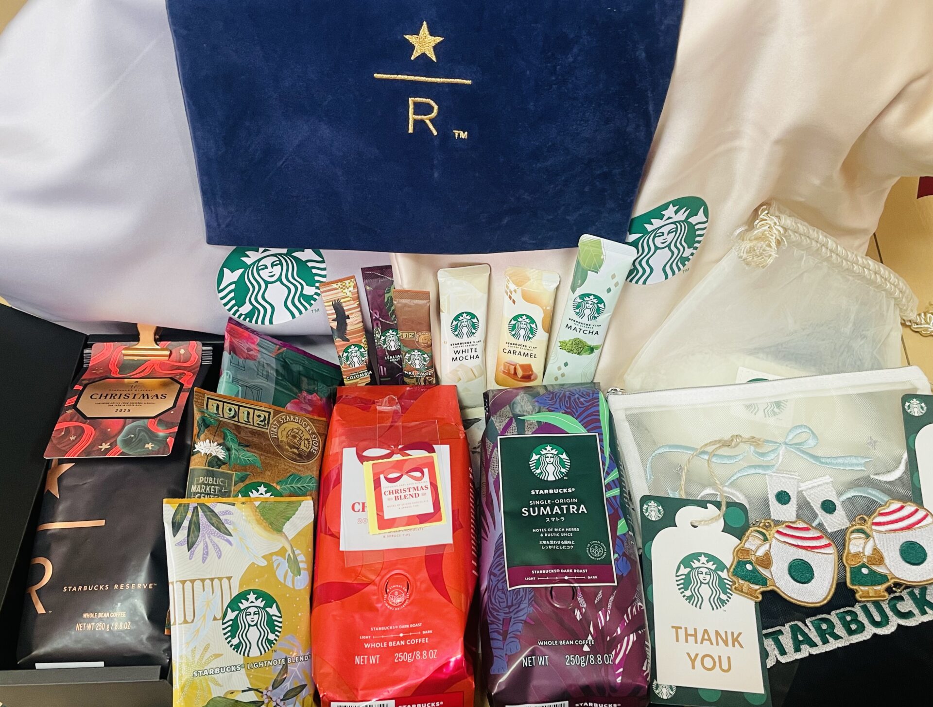 スターバックス ホリデー2025 ノベルティのメッシュ刺繍ポーチとリザーブのクリスマスブレンド