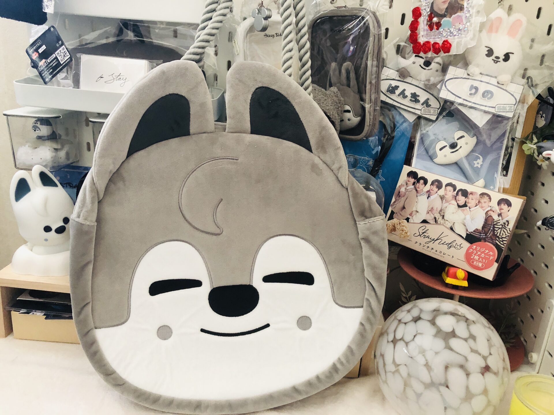Stray Kids公式キャラクターSKZOOのグッズ開封。Wolf Chanの携帯スタンド、SKZOOたまごっち、ポップアップストアのポーチやタオルの集合写真。