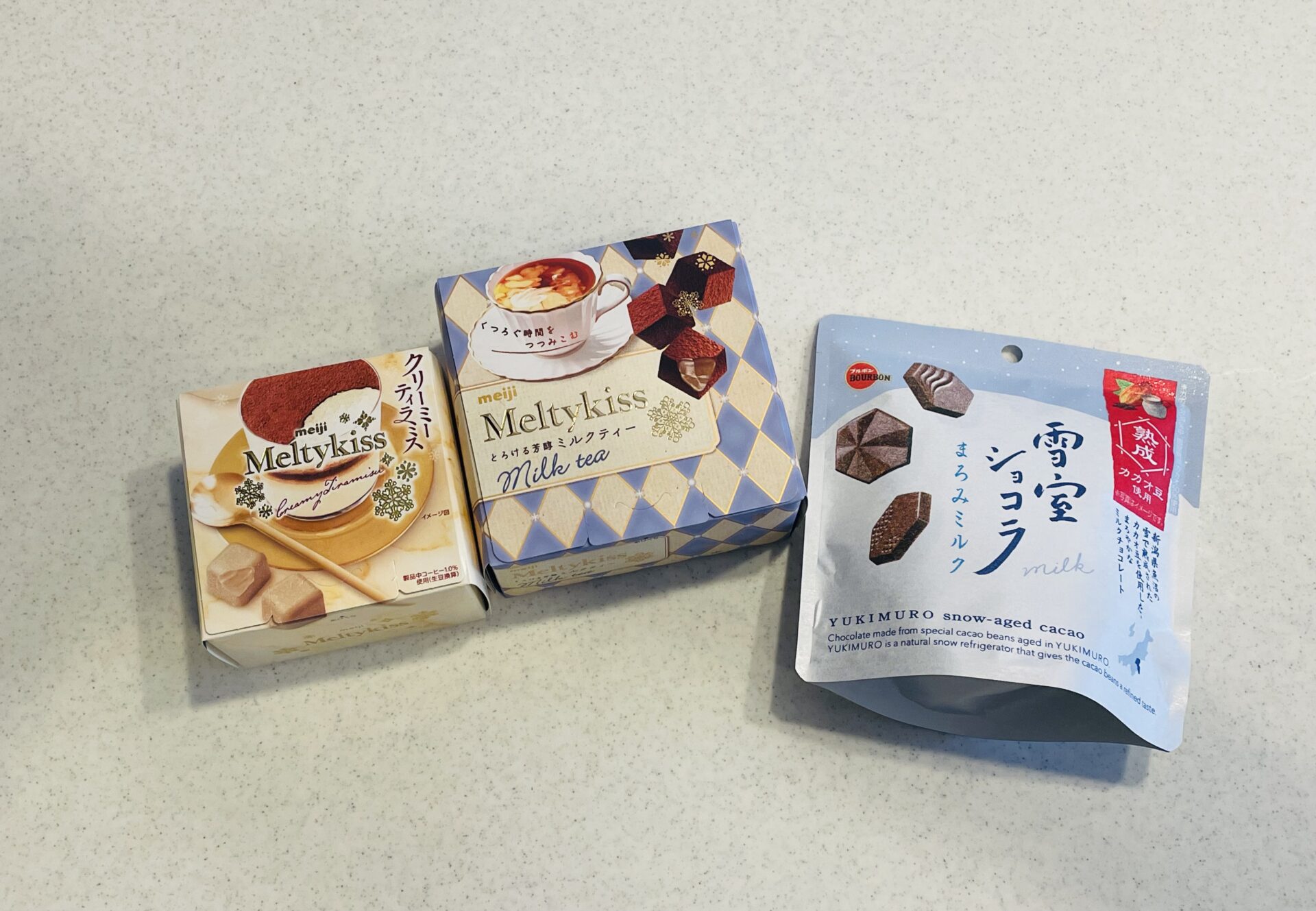 明治メルティーキッス（ミルクティー・ティラミス）とブルボン雪室ショコラのパッケージ