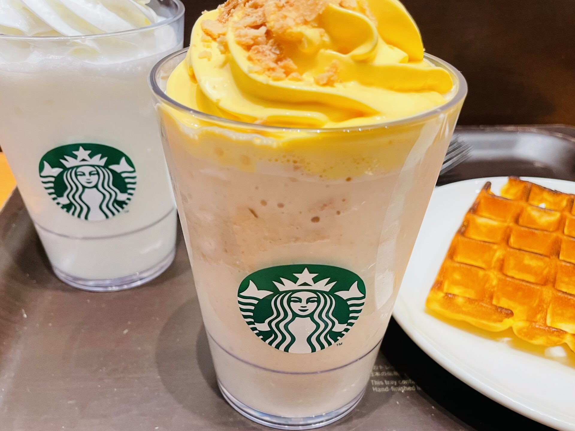 スタバ新作のシュークリームフラペチーノと、カスタードホイップが乗ったシュークリームラテ