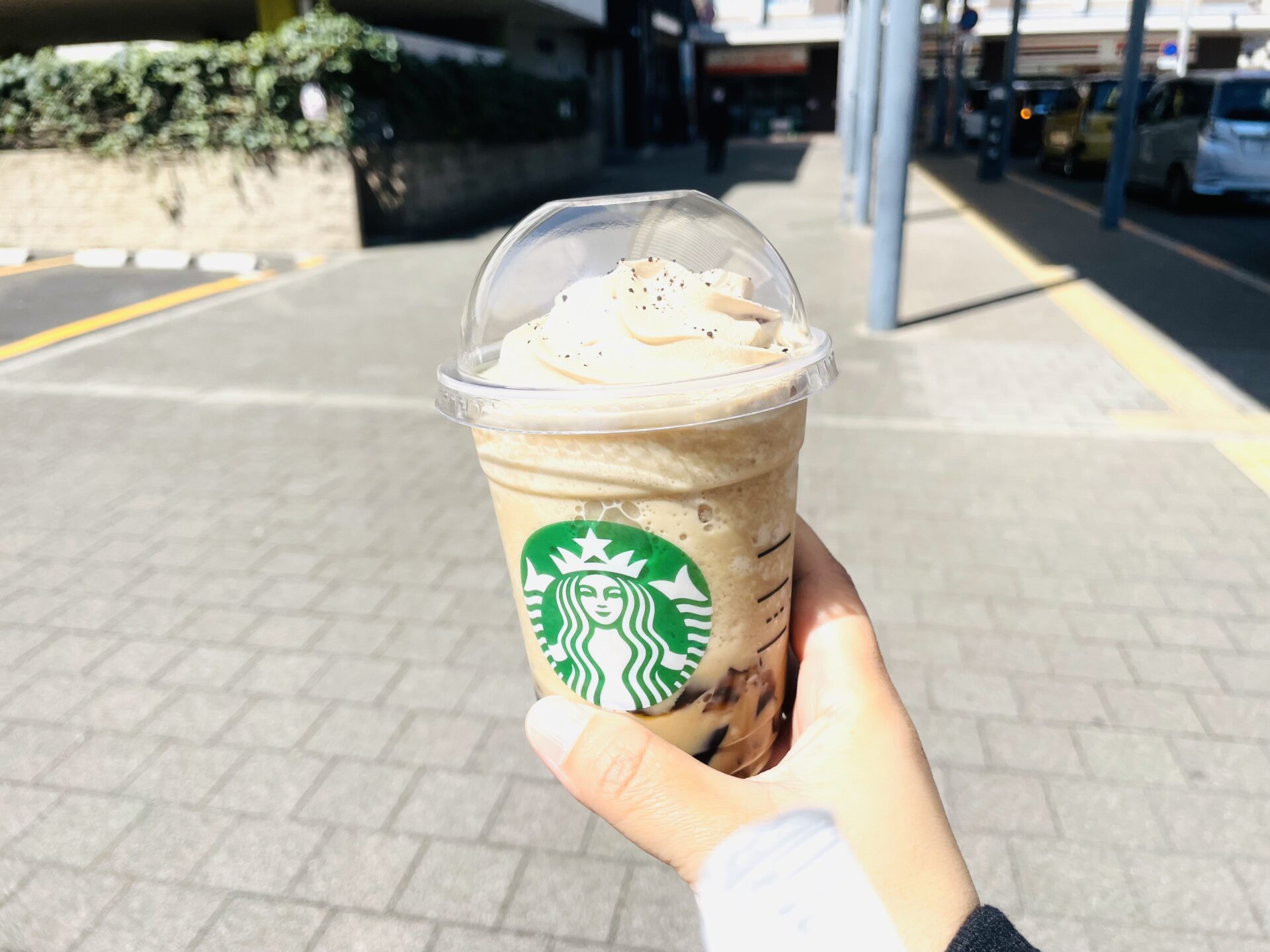 スターバックスの店舗限定「THE フラペチーノ of コーヒー ジェリー」と駅下の店舗風景