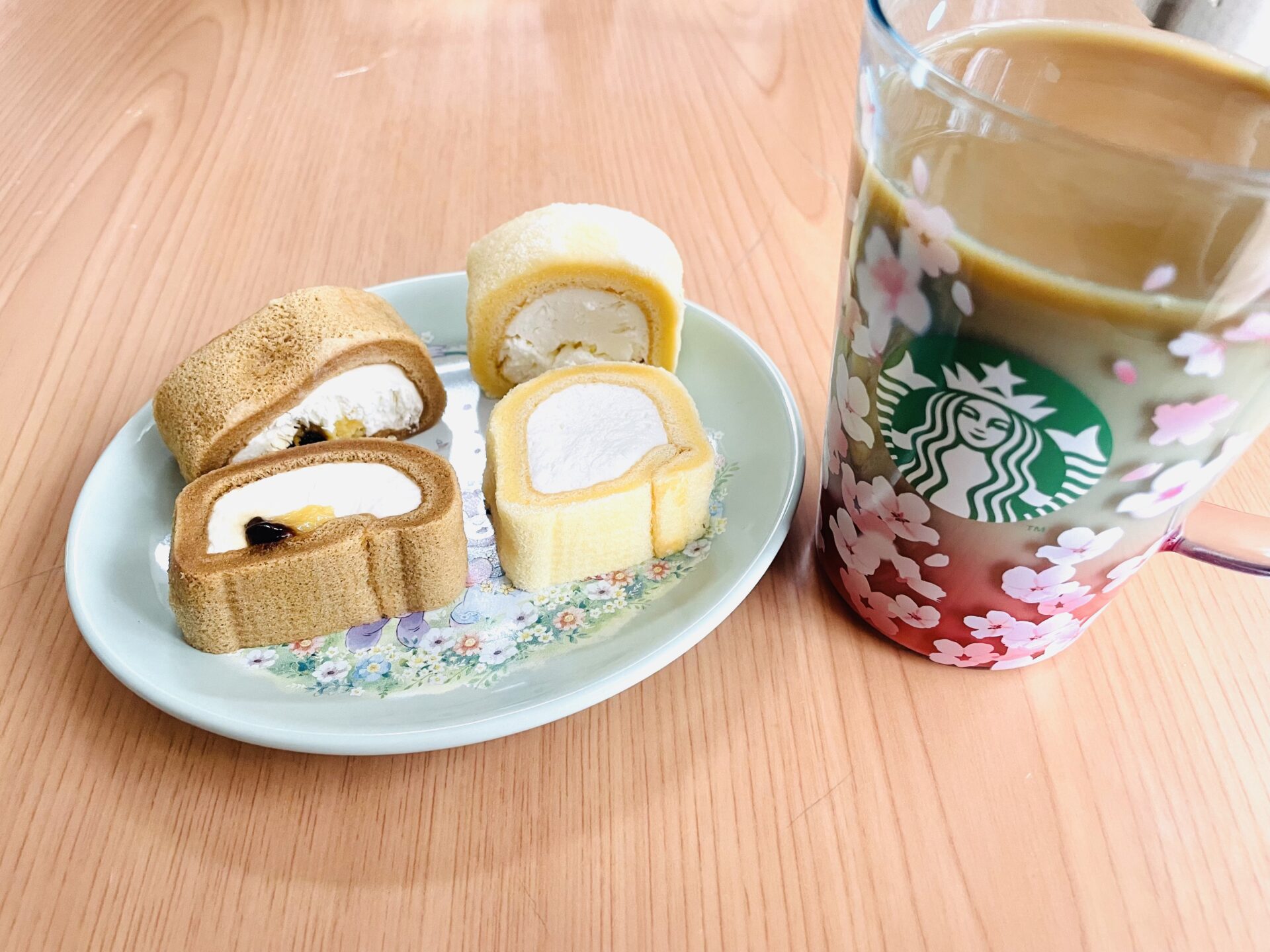 ローソンの「もち食感ロール カスタードプリン」と「北海道産生クリーム入り」、スタバのエスプレッソローストで作ったカフェラテの写真