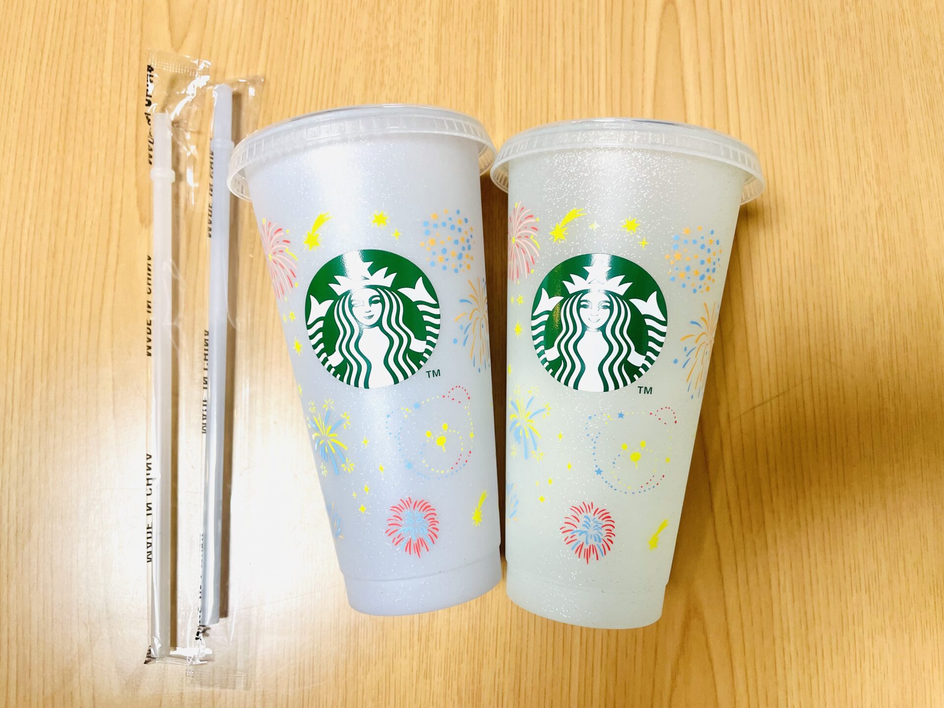 スタバのミステリーカラーチェンジングリユーザブルコールドカップ花火とストローキャップベアリスタ
