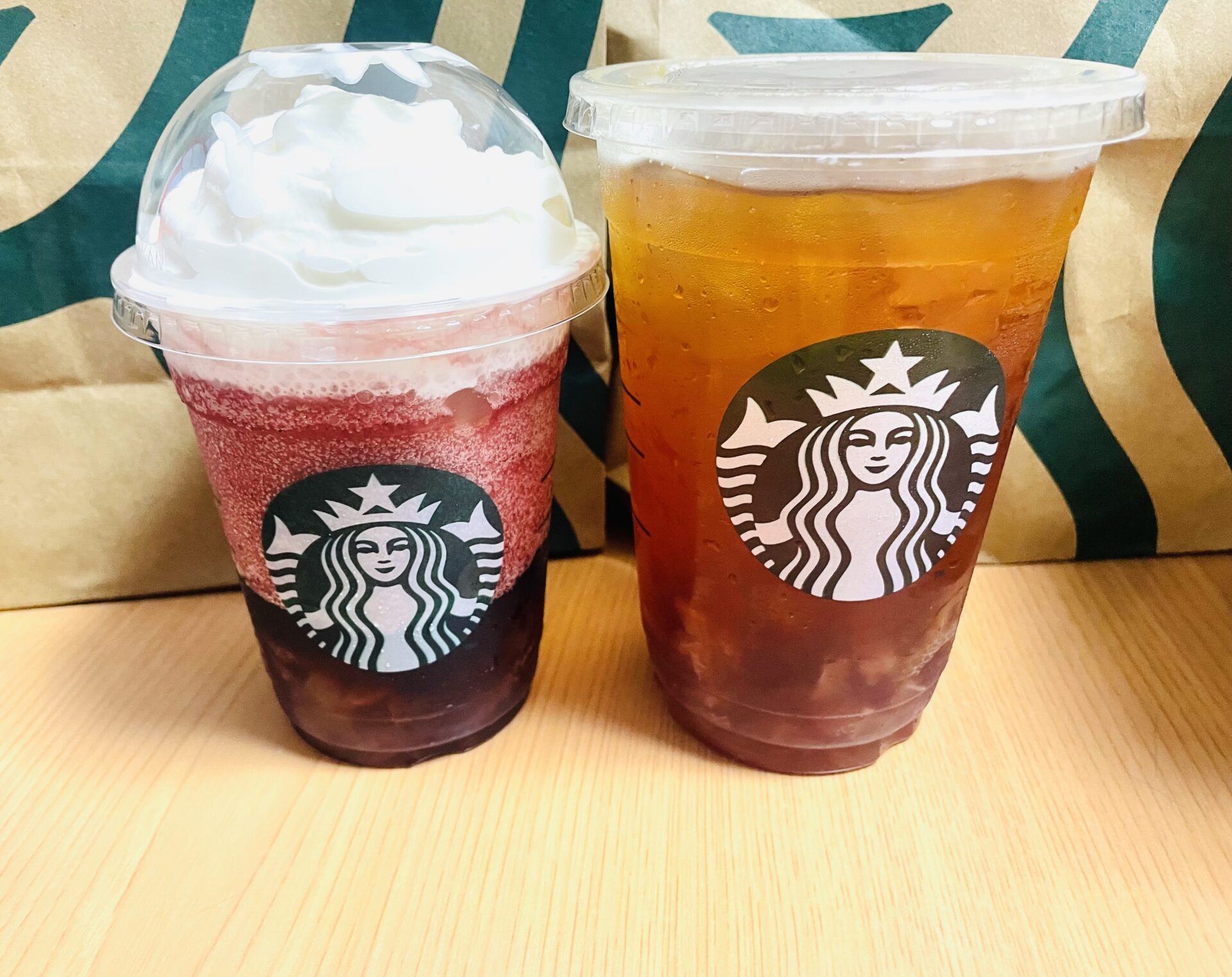 スタバの芳醇巨峰フローズンティーとチラックスソーダ巨峰およびテイクアウト